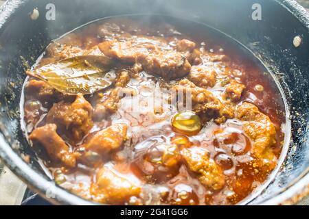 casa fatto fare piccante pollo masala in stile indiano vista ravvicinata guardando impressionante in padella frittura. Foto Stock