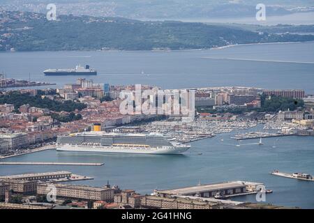 Trieste, Italia. 13 giugno 2021. Vista panoramica della città con una nave da crociera ormeggiata nel porto Foto Stock