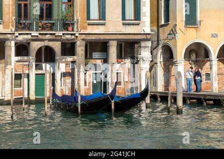 Gondole attraccate in Venezia Foto Stock