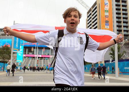 Londra, Regno Unito. 18 Giugno 2021. Un fan dell'Inghilterra mostra la sua bandiera fuori terra. Scenes ahead off the UEFA Euro 2020 tournament match, England v Scotland, Wembley Stadium, Londra venerdì 18 giugno 2021. Questa immagine può essere utilizzata solo per scopi editoriali. pic by Steffan Bowen/Andrew Orchard sports photography/Alamy Live news Credit: Andrew Orchard sports photography/Alamy Live News Foto Stock