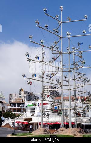 BENALMADENA, ANDALUSIA/SPAGNA - 9 MAGGIO : Pinwheel Molinillos Arroyo de la Miel Benalmadena Spagna il 9 maggio 2014. Peop non identificato Foto Stock