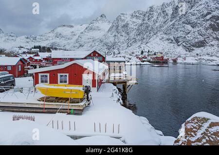 Villaggio di pescatori A i Lofoten sulle isole Lofoten di notte, Reine, Norvegia Foto Stock