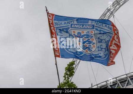 Wembley Stadium, Wembley Park, Regno Unito. 18 giugno 2021. Bandiera inglese di fronte all'arco dello stadio di Wembley. L'Inghilterra affronterà la Scozia nella sua seconda partita di gruppo D del Campionato europeo di calcio UEFA allo stadio di Wembley questa sera con un calcio d'inizio alle 20:00. Amanda Rose/Alamy Live News Foto Stock