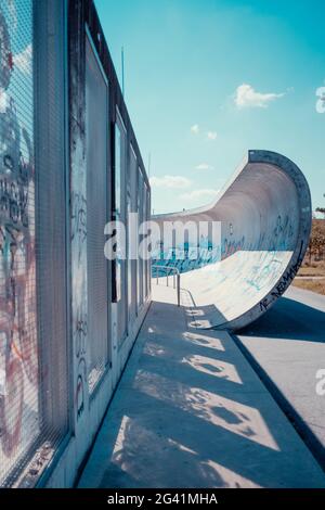 Skaterpark am Hirschgarten al sole di mezzogiorno a Monaco, Germania Foto Stock