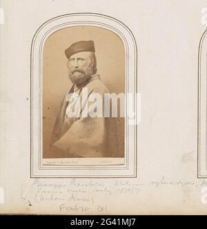 Ritratto di Giuseppe Garibaldi, combattente italiano per la libertà e politico. Parte dell'album fotografico con 123 Cartes-de-Visite di membri di case reali europee, politici e personaggi famosi. Foto Stock