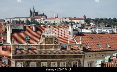 Vista sulla skyline verso la Cattedrale di San Vito a Praga Foto Stock