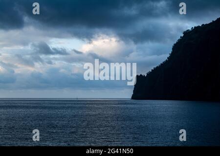 Nuvole costiere e tempeste, vicino Fatu Hiva, Isole Marquesas, Polinesia francese, Sud Pacifico Foto Stock