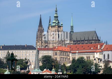 Vista dal ponte Carlo verso la Cattedrale di San Vito a Praga Foto Stock