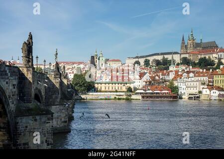 Vista dal ponte Carlo verso la Cattedrale di San Vito a Praga Foto Stock