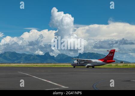 Air Tahiti ATR 42-600 Aircraft on runway at Tahiti faa'a International Airport (PPT) con Moorea Island in lontananza, Papeete, Tahiti, Windward Island Foto Stock