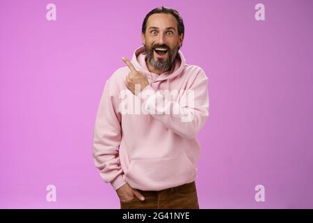 Speechless eccitato impressionato bello bearded uomo capelli grigi allargano gli occhi sorpresi wow goccia mascella che gasting thrilled pounti Foto Stock