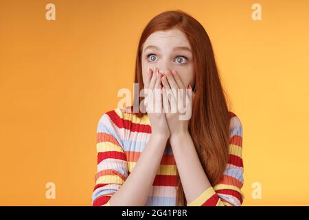 Scioccato sconvolto rosso testa femmina testimone terribile incidente che sputava coperchio bocca palmi stupito fissando sinistra spaventato espresso empa Foto Stock