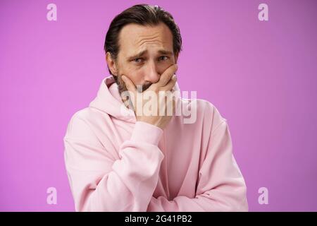 Scioccato sconvolto bell'uomo bearded maturo sentire terribili notizie griefing soffrire dolore esprimere empatia gasting tenere mano bocca reac Foto Stock