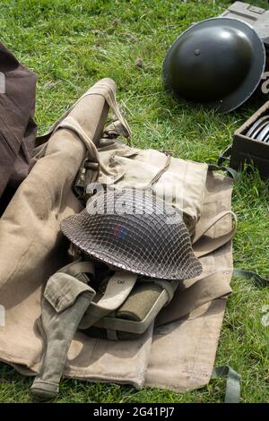 Vecchio WW2 apparel sul display a Shoreham Airfield Foto Stock