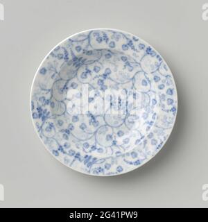 Piastra. Piatto in ceramica, con decorazioni floreali blu continue, al servizio dei bambini. Foto Stock