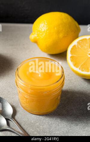 Cagliata di limone biologica dolce fatta in casa in un vasetto Foto Stock