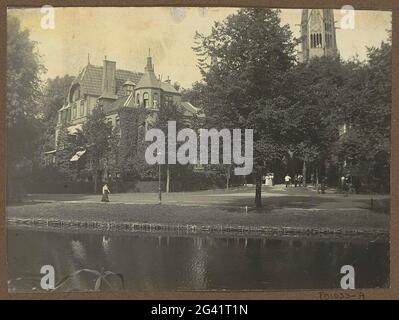 Residence sul parco Amsterdam Vondelpark con la torre del Vondelkerk sulla destra. Parte dell'album con foto di Amsterdam e dintorni. Foto Stock