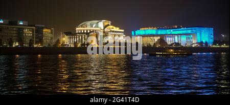 Il Teatro Nazionale e il Museo Ludwig illuminata di notte a Budapest Foto Stock