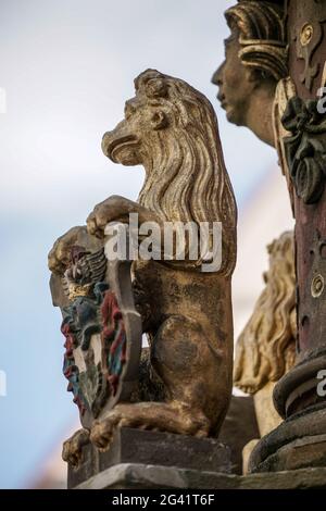 Statua di un leone su San Giorgio di Trevi a Rothenburg ob der Tauben Foto Stock