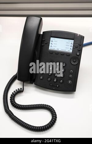 Primo piano del telefono fisso dell'ufficio VoIP Foto Stock