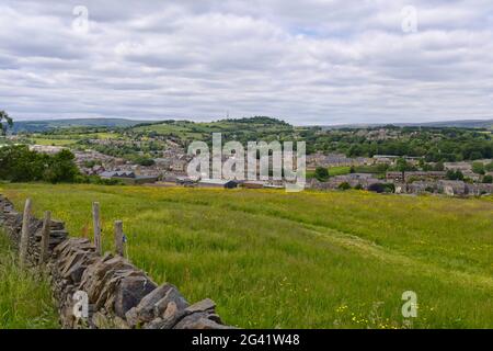 Peak District città di Glossop, annidata in una valle e fotografata dalle colline sopra. Foto Stock