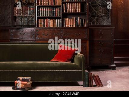 Biblioteca sala lettura divano ripiani Foto stock - Alamy