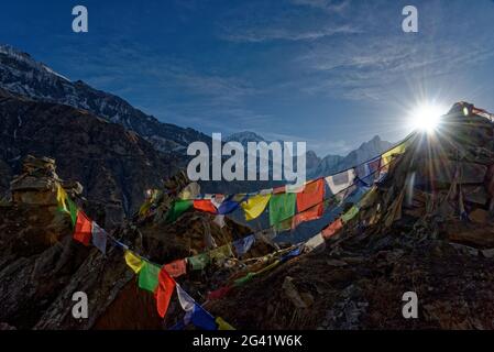 Bandiere di preghiera buddista sopra il campo base di Annapurna, Nepal, Himalaya, Asia. Foto Stock