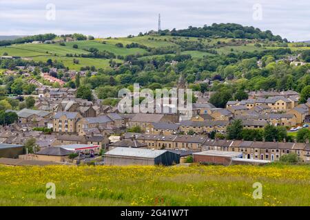 Peak District città di Glossop, annidata in una valle e fotografata dalle colline sopra. Foto Stock