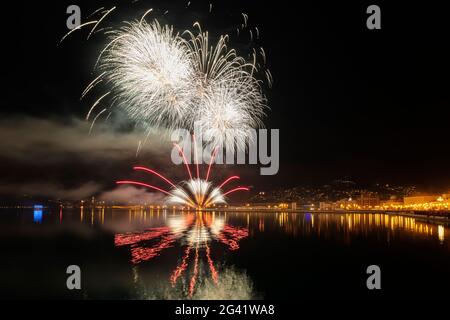 Fuochi d'artificio nel vecchio porto, Sylvester, Trieste, Friuli-Venezia Giulia, Italia Foto Stock