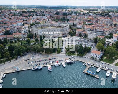 Veduta aerea dall'anfiteatro romano Pola Arena, Pola, Istria, Croazia, Europa Foto Stock