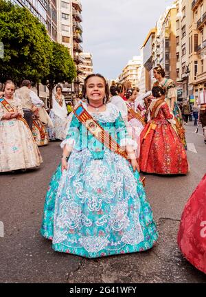 Ragazza in abito tradizionale durante le Fallas o Falles, una celebrazione tradizionale che si tiene ogni anno in commemorazione di San Giuseppe, Valencia, Spagna Foto Stock