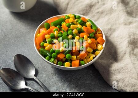 Verdure miste salubri al vapore con mais e carote di piselli Foto Stock