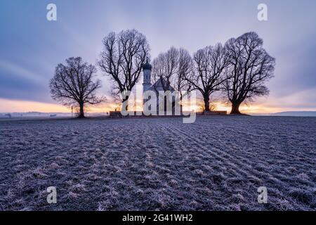 Al mattino presto presso la chiesa di Sant'Andreas vicino Etting; alta Baviera; Baviera; Germania; Europa Foto Stock