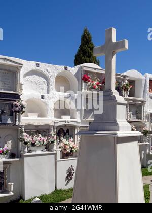 CASARES, ANDALUSIA/SPAGNA - 5 MAGGIO : Vista del cimitero di Casares Spagna il 5 maggio 2014 Foto Stock