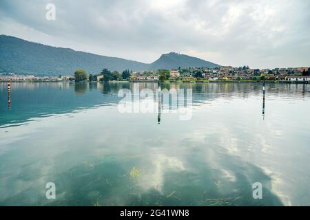 Una vista del lago d'Iseo a Sarnico Foto Stock