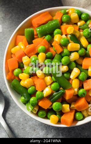 Verdure miste salubri al vapore con mais e carote di piselli Foto Stock