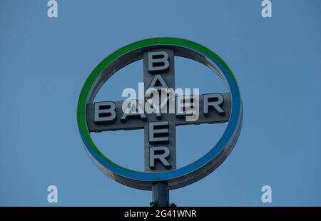 Varsavia, Polonia. 18 Giugno 2021. Il cartello Bayer Spinning è stato raffigurato il 18 giugno 2021 a Varsavia, Polonia. Credit: Aleksander Kalka/ZUMA Wire/Alamy Live News Foto Stock