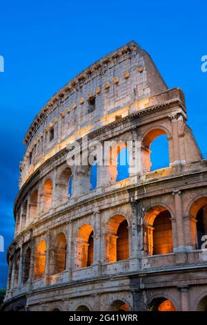 Il Colosseo romano si è illuminato di notte, Roma, Italia Foto Stock