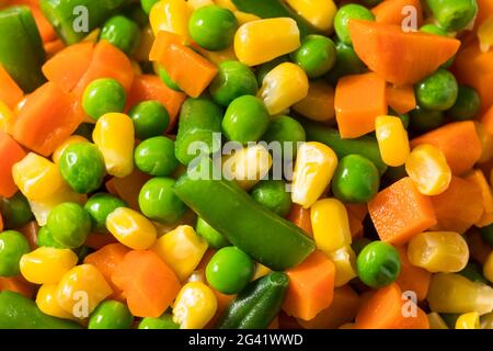 Verdure miste salubri al vapore con mais e carote di piselli Foto Stock