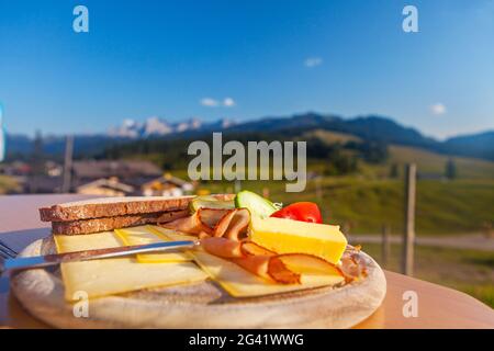 Spuntino bavarese con vista, Winklmoos Alm, Reit im Winkl, Chiemgau, Baviera, Germania Foto Stock