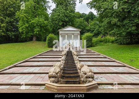 La piccola cascata e il tempio nel Neuwerkgarten, giardino barocco, Castello del Gottorf, Schleswig, Schleswig-Holstein, Germania Foto Stock