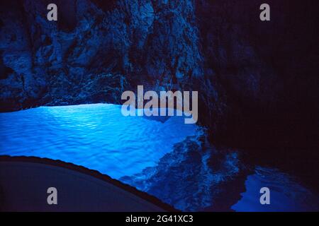 Escursione in barca all'interno della Grotta Azzurra sull'isola di Bisevo, vicino a Vis, Vis, Spalato-Dalmazia, Croazia, Europa Foto Stock