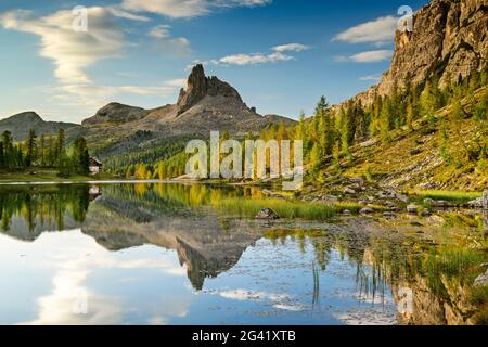 Il Becco di Mezzodi si riflette in Lago di Federa, Lago di Federa, Dolomiti di Ampezzaner, Dolomiti, Patrimonio Naturale dell'Umanità dell'UNESCO Dolomiti, Veneto, Veneto Foto Stock
