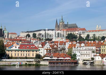 Vista dal ponte Carlo verso la Cattedrale di San Vito a Praga Foto Stock