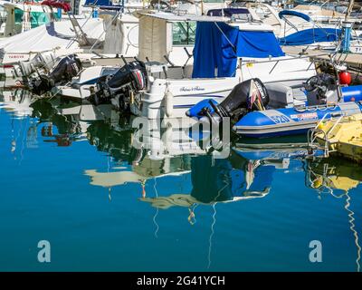 MARBELLA, ANDALUCIA/SPAGNA - 4 MAGGIO : Barche nel porto turistico di Marbella Spagna il 4 maggio 2014 Foto Stock