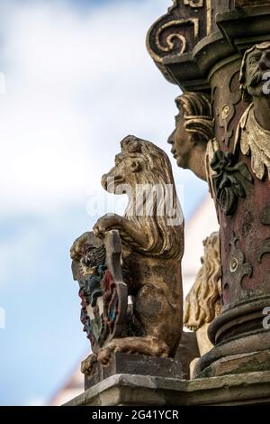 Statua di un leone su San Giorgio di Trevi a Rothenburg ob der Tauben Foto Stock