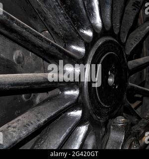 Il vecchio treno a vapore che ruota a Sheffield Park Station Foto Stock