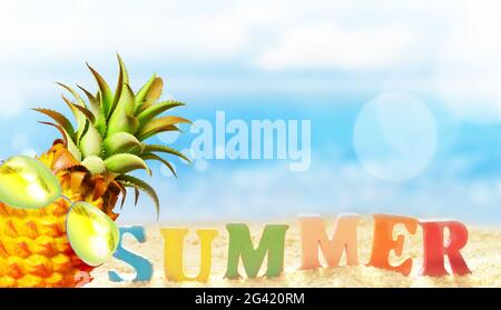 Ananas con occhiali da sole in spiaggia. Concetto di spiaggia estiva. Foto Stock