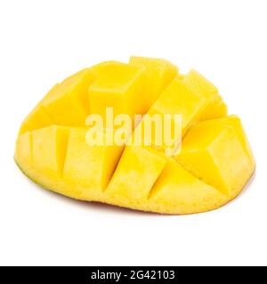 Closeup fetta di mango matura con foglie verdi isolate bianco Foto Stock