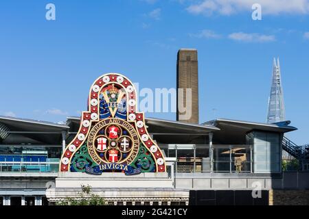 Edifici moderni e una vecchia azienda ferroviaria segno sulla Southbank di Londra Foto Stock